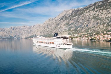 KOTOR, Karadağ - 31 Ekim 2013: Karadağ 'ın muhteşem Kotor Körfezi' ndeki MSC Cruises şirketinin görkemli Armonia yolcu gemisi.