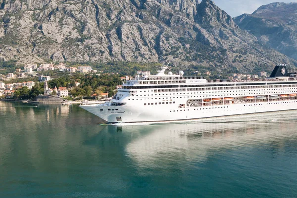 KOTOR, Karadağ - 31 Ekim 2013: Karadağ 'ın muhteşem Kotor Körfezi' ndeki MSC Cruises şirketinin görkemli Armonia yolcu gemisi.