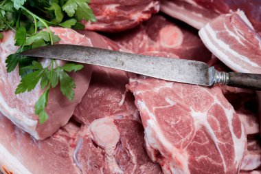 Tahta kesme tahtasında bir sürü taze domuz eti var.