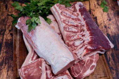 Tahta kesme tahtasında bir sürü taze domuz eti var.