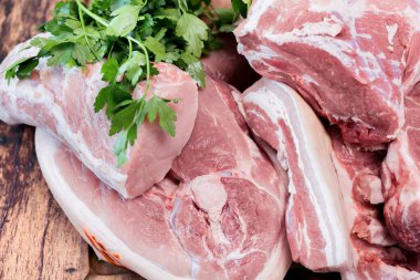 Tahta kesme tahtasında bir sürü taze domuz eti var.