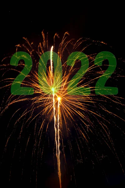 2022輝く花火と黒の背景に緑の数字 — ストック写真
