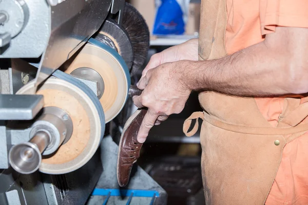 Sapateiro repara um sapato — Fotografia de Stock