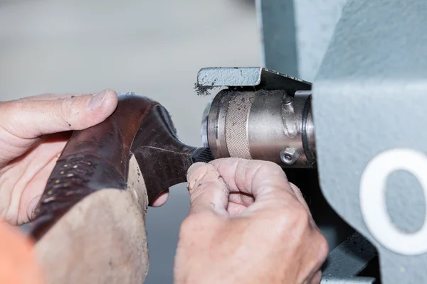 Shoemaker repairs a shoe — Stock Photo, Image