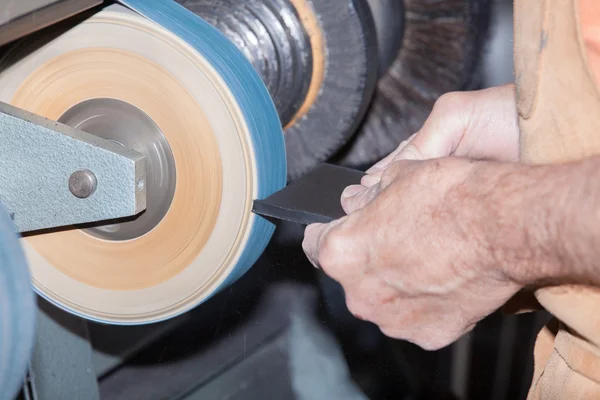 Shoemaker repairs a shoe — Stock Photo, Image