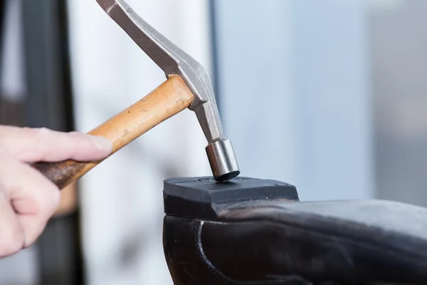 Schoenmaker reparaties een schoen — Stockfoto