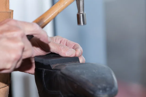 Sapateiro repara um sapato — Fotografia de Stock
