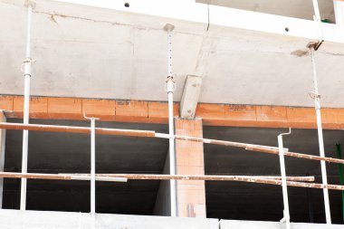 kırmızı tuğla bina