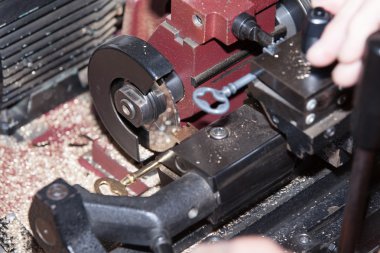 Metal bir anahtar yapmak