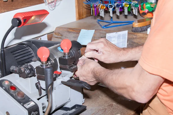 Hacer una llave de metal —  Fotos de Stock