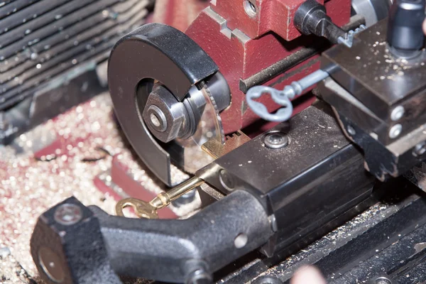 Hacer una llave de metal — Foto de Stock