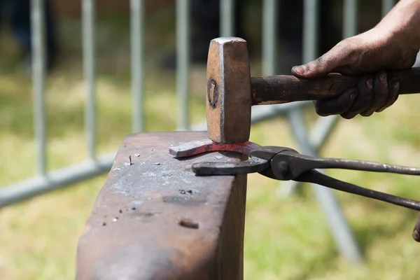 Make a horseshoe — Stock Photo, Image