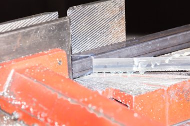 Makine metal barlar gördüm