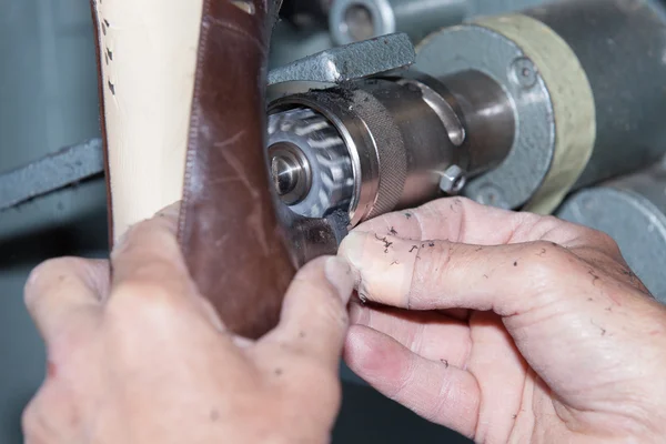 Shoemaker repairs a shoe — Stock Photo, Image