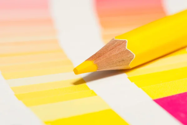 Жовта кольоровими олівцями — стокове фото