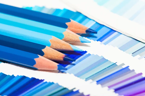 Mavi renkli kalemler