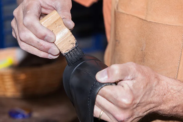 Shoemaker mette lucido per scarpe — Foto Stock