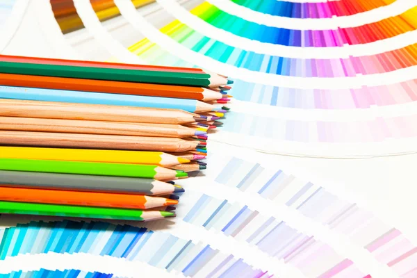 彩色的铅笔和彩色图表 — 图库照片