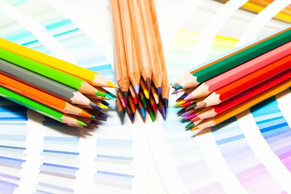 Lápices de colores y carta de colores — Foto de Stock