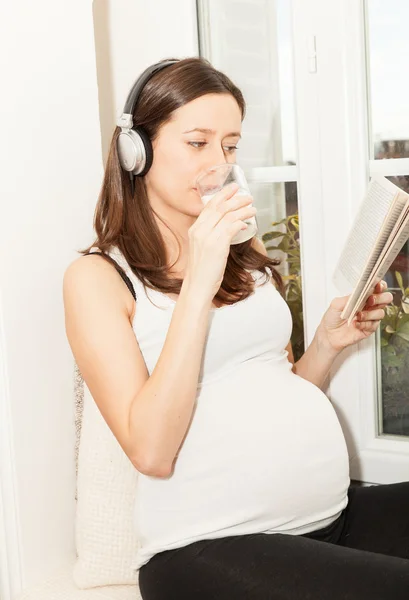 Беременные женщины пьют стакан молока — стоковое фото