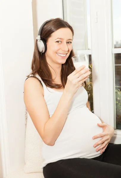 Le donne incinte bevono un bicchiere di latte — Foto Stock