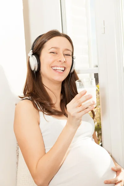 Le donne incinte bevono un bicchiere di latte — Foto Stock