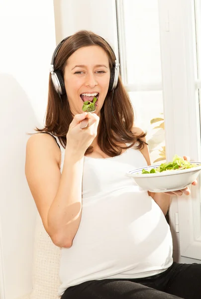 Zwangere vrouw eet salade — Stockfoto