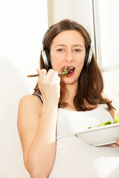 Pregnant woman eating  salad — Stock Photo, Image