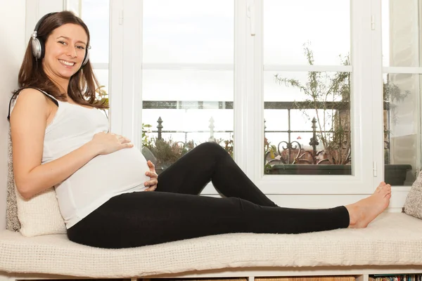 Беременная женщина отдыхает — стоковое фото