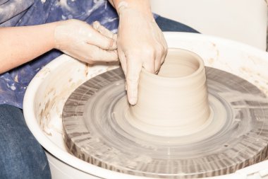Bayan Potter toprak bir kavanoz oluşturma