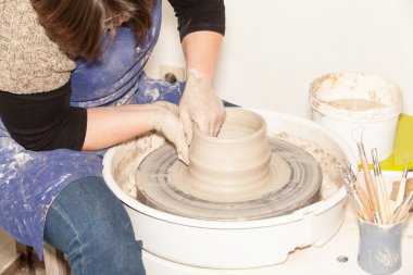 Bayan Potter toprak bir kavanoz oluşturma