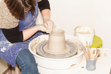 Bayan Potter toprak bir kavanoz oluşturma