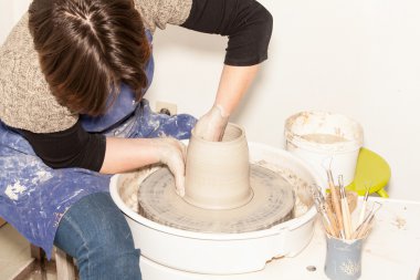Bayan Potter toprak bir kavanoz oluşturma