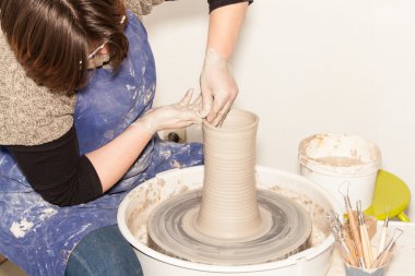 Bayan Potter toprak bir kavanoz oluşturma