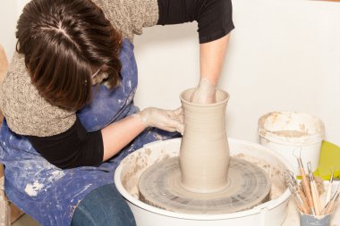 Bayan Potter toprak bir kavanoz oluşturma