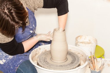 Bayan Potter toprak bir kavanoz oluşturma