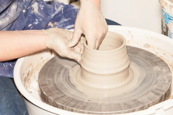Kvinne Potter som lager en jordkrukke – stockfoto