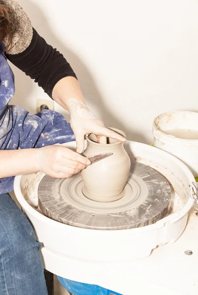 Kvinne Potter som lager en jordkrukke – stockfoto