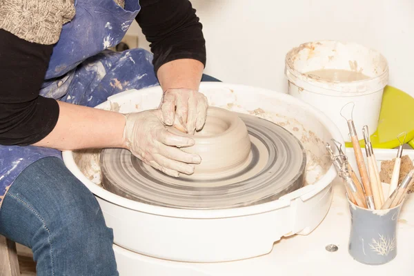 Kobiece Potter tworzenia glinianych słoik — Zdjęcie stockowe