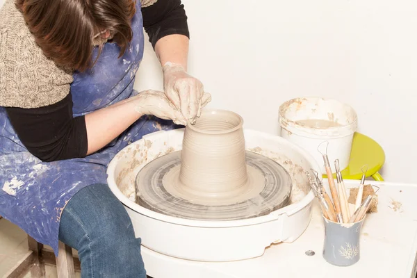 Vrouwelijke Potter een aarden pot maken — Stockfoto