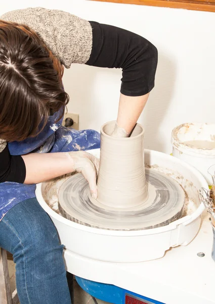 Femme Potter créer un pot de terre — Photo