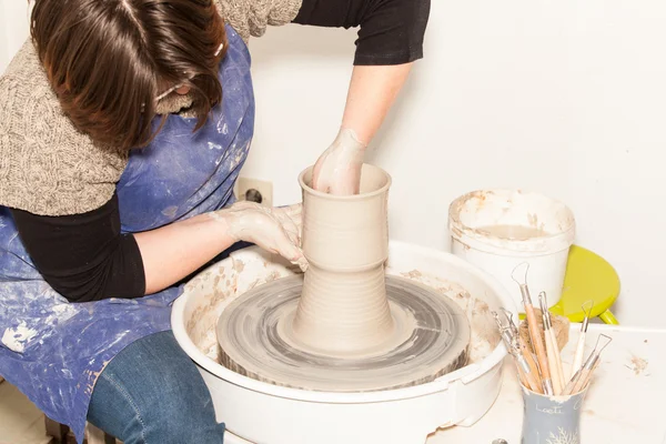 Femmina Potter creare un vaso di terracotta — Foto Stock