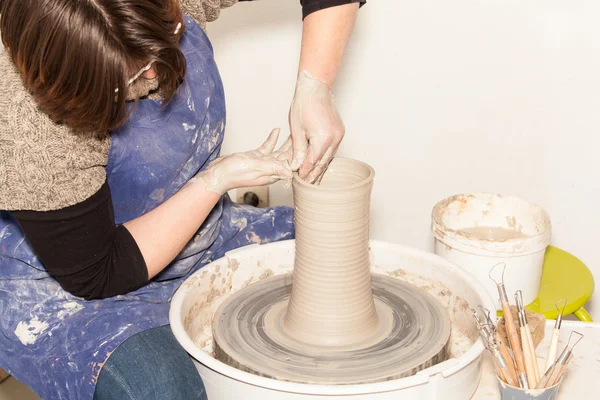 Ženské Potter vytváří hliněné nádoby — Stock fotografie