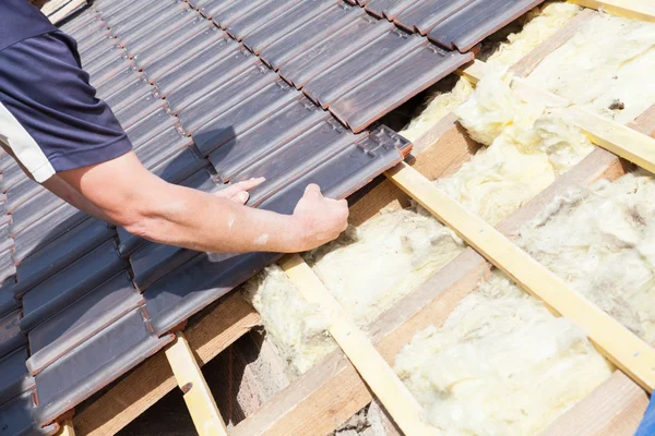 Roofer posa di piastrelle sul tetto — Foto Stock