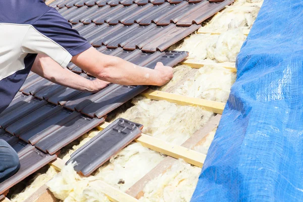 Roofer posa di piastrelle sul tetto — Foto Stock