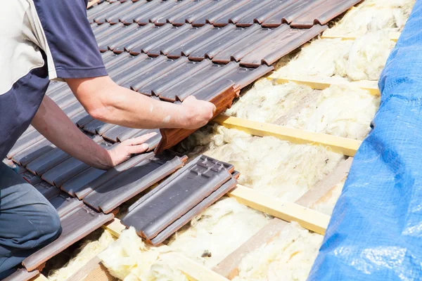 Roofer laying tile on the roof — Stock Photo, Image