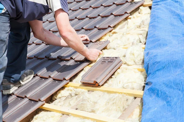 Roofer laying tile on the roof — Stock Photo, Image