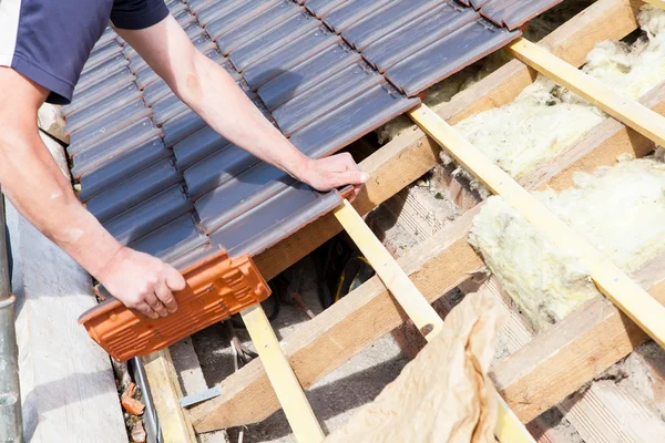 Roofer posa di piastrelle sul tetto — Foto Stock