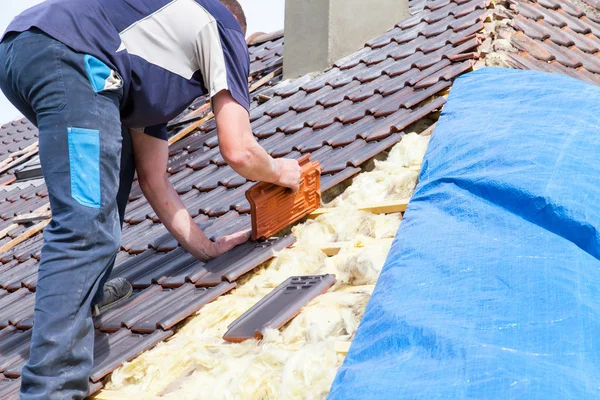 Roofer laying tile on the roof — Stock Photo, Image