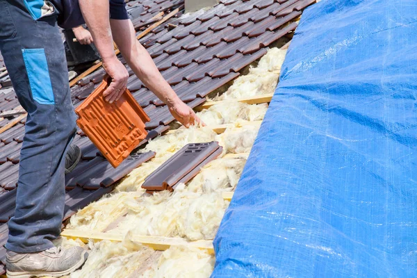 Roofer posa di piastrelle sul tetto — Foto Stock